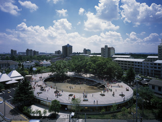 Fuji Kindergarten, by Takaharu + Yui Tezuka / TEZUKA ARCHITECTS; photo by by Katsuhisa Kida/FOTOTECA